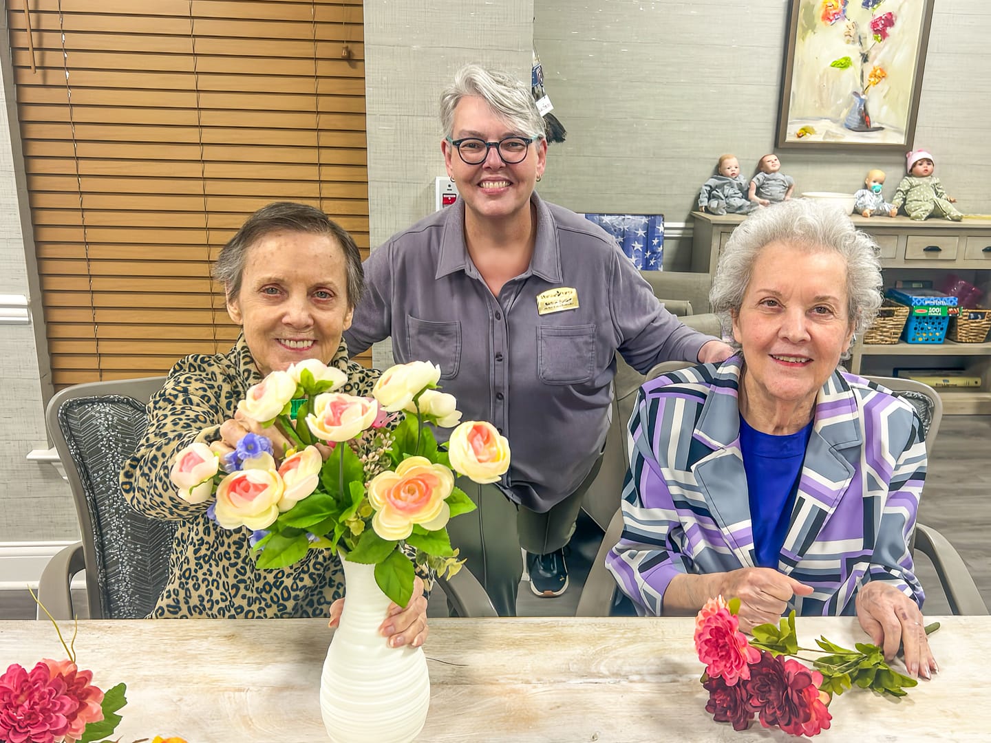 photo of residents and flowers in Morning Pointe at Happy Valley's Lantern wing