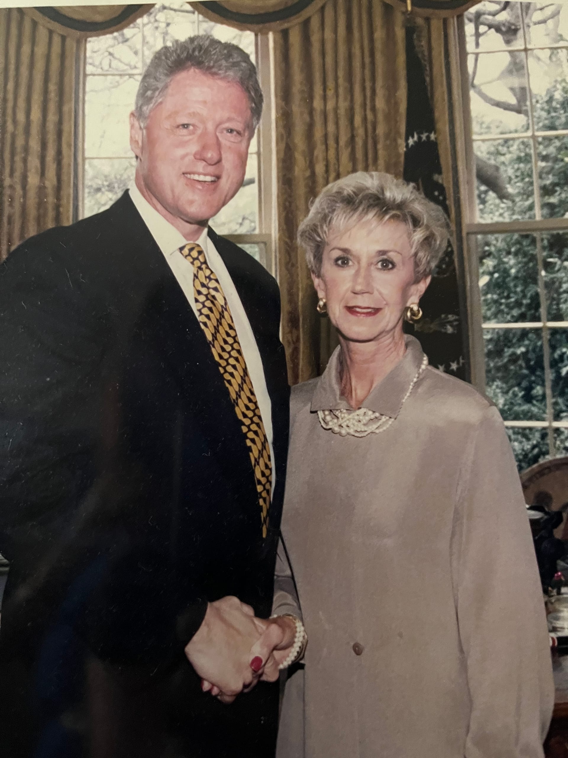 photo of Linda Cheek with Bill Clinton