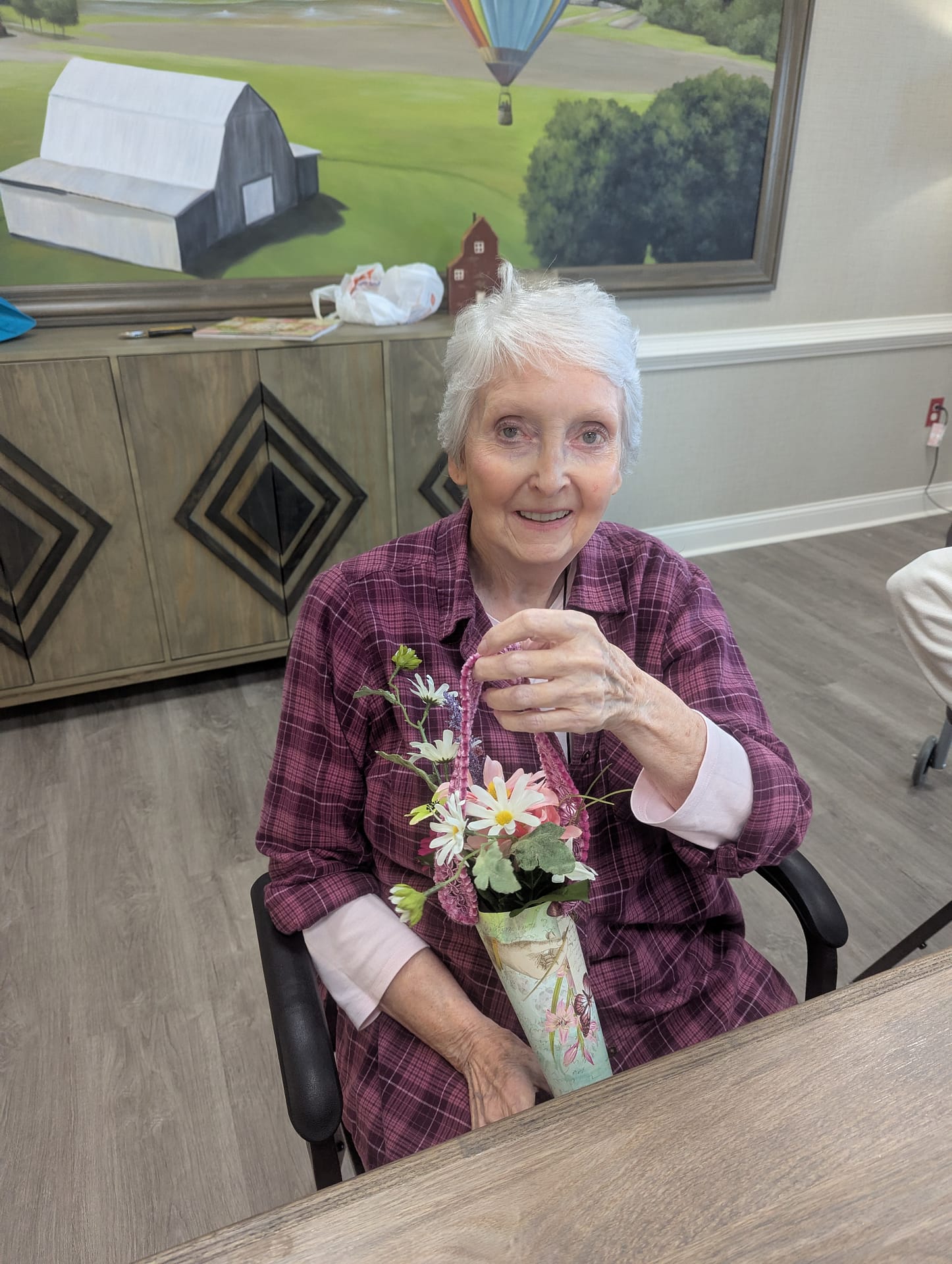photo of resident arranging flowers at The Lantern at Morning Pointe of Hardin Valley
