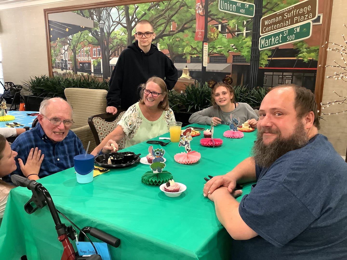 photo of a resident and family members at The Lantern of Knoxville