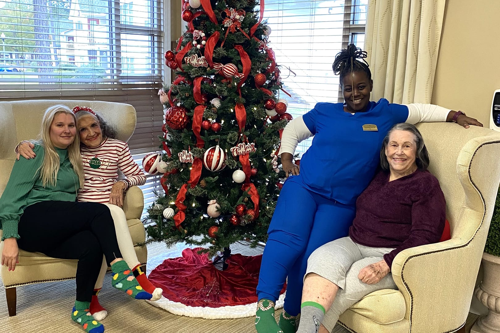 photo of staff and residents at Morning Pointe of Tuscaloosa