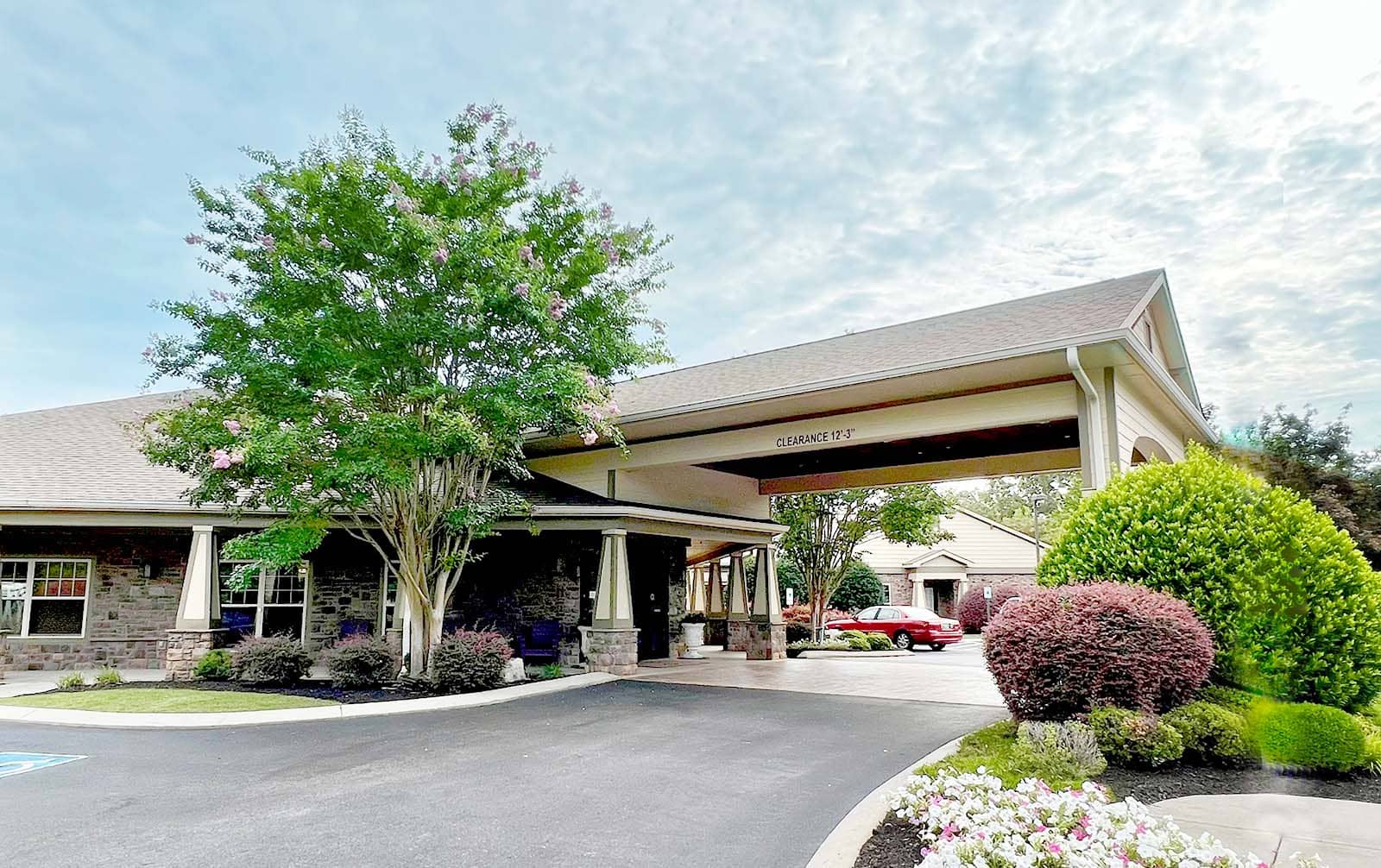 Exterior shot of Morning Pointe Senior Living of Lenoir City in Tennessee