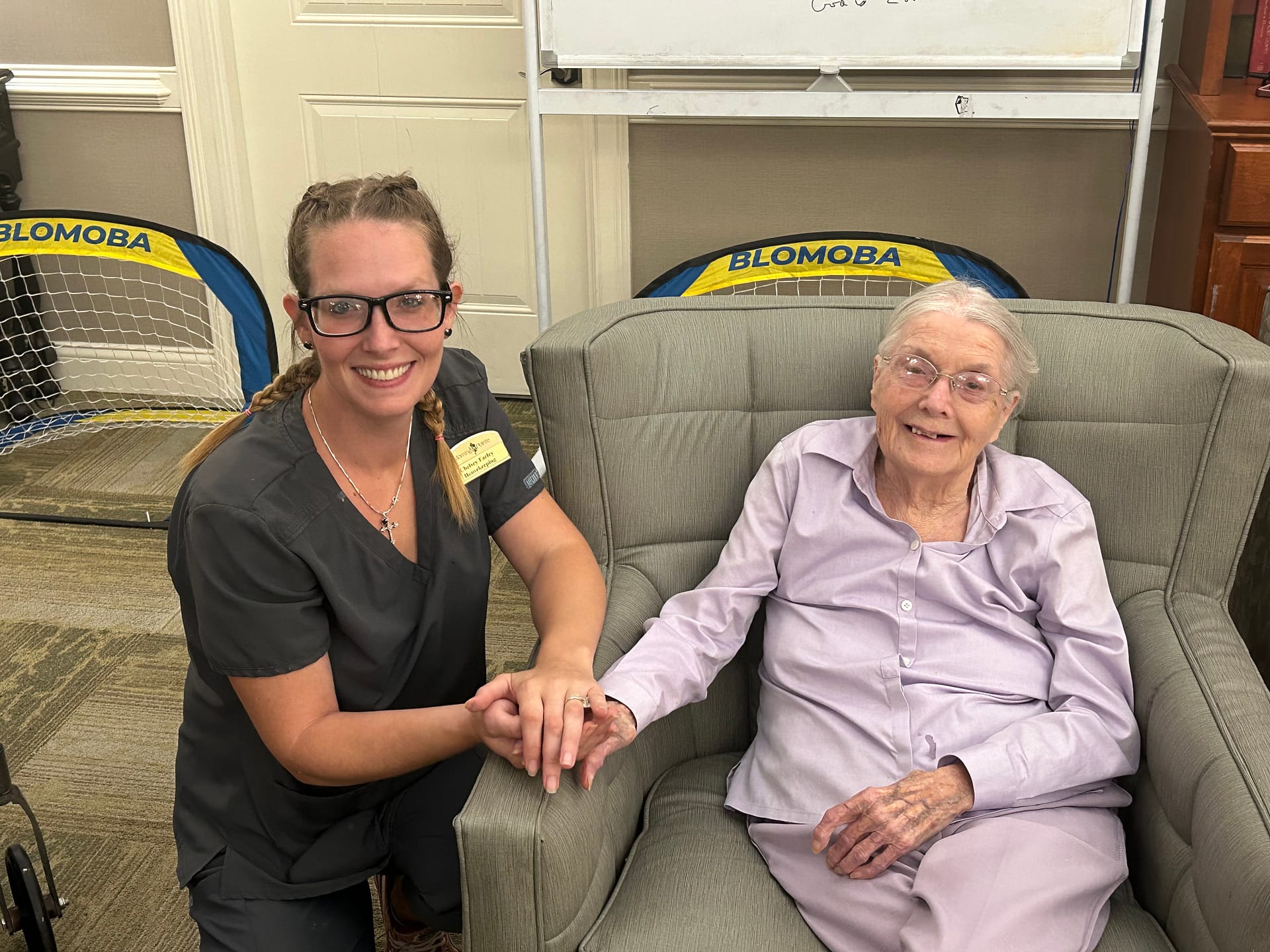 photo of Chelsey Farley, housekeeper, with a resident