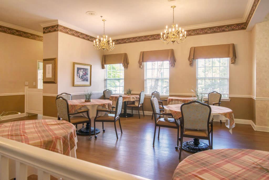 Collegedale-Lantern-Dining-Room-1024x684