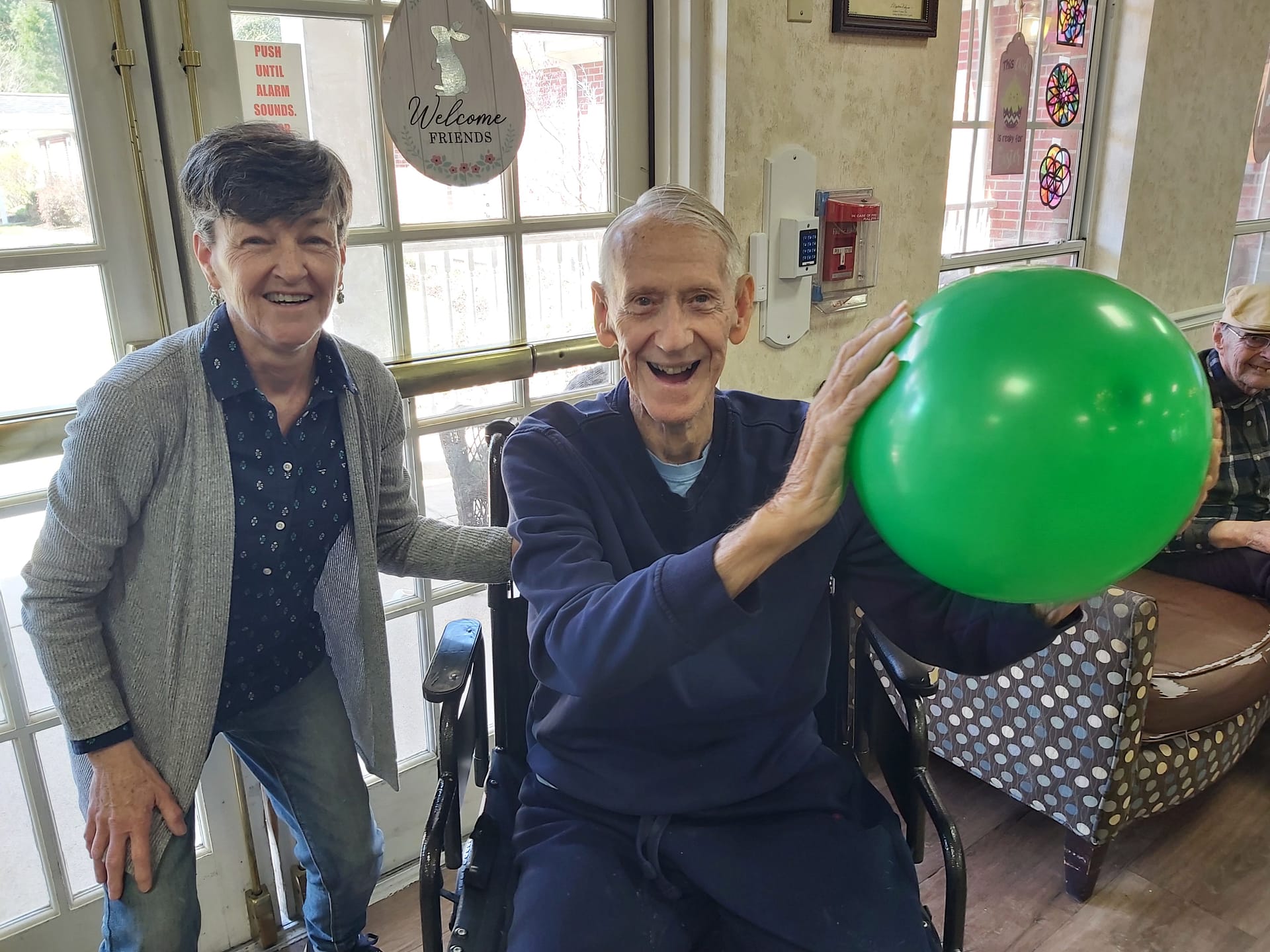 photo of a resident and caregiver at The Lantern at Morning Pointe of Collegedale