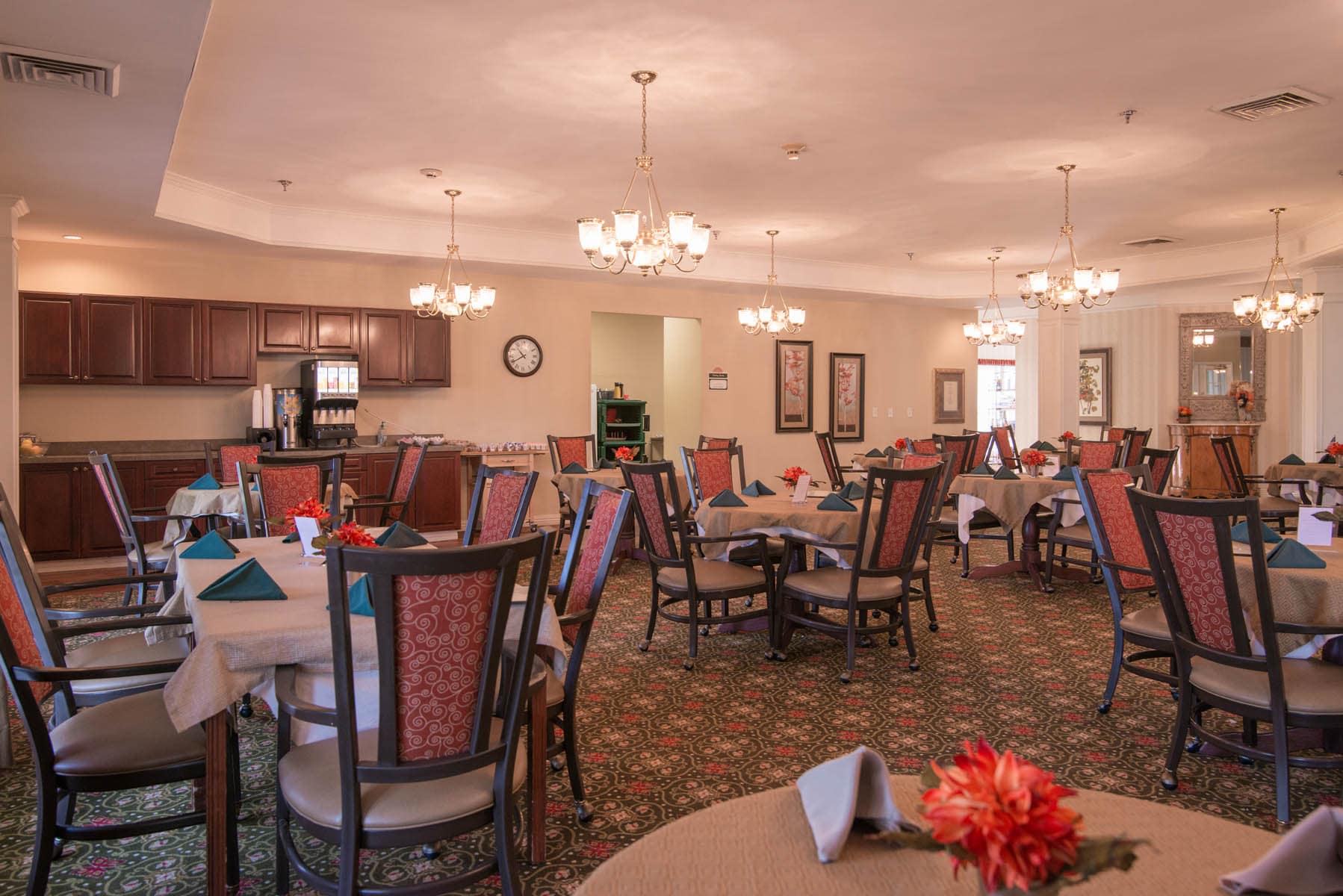 franklin campus main dining room filled with tables and chairs