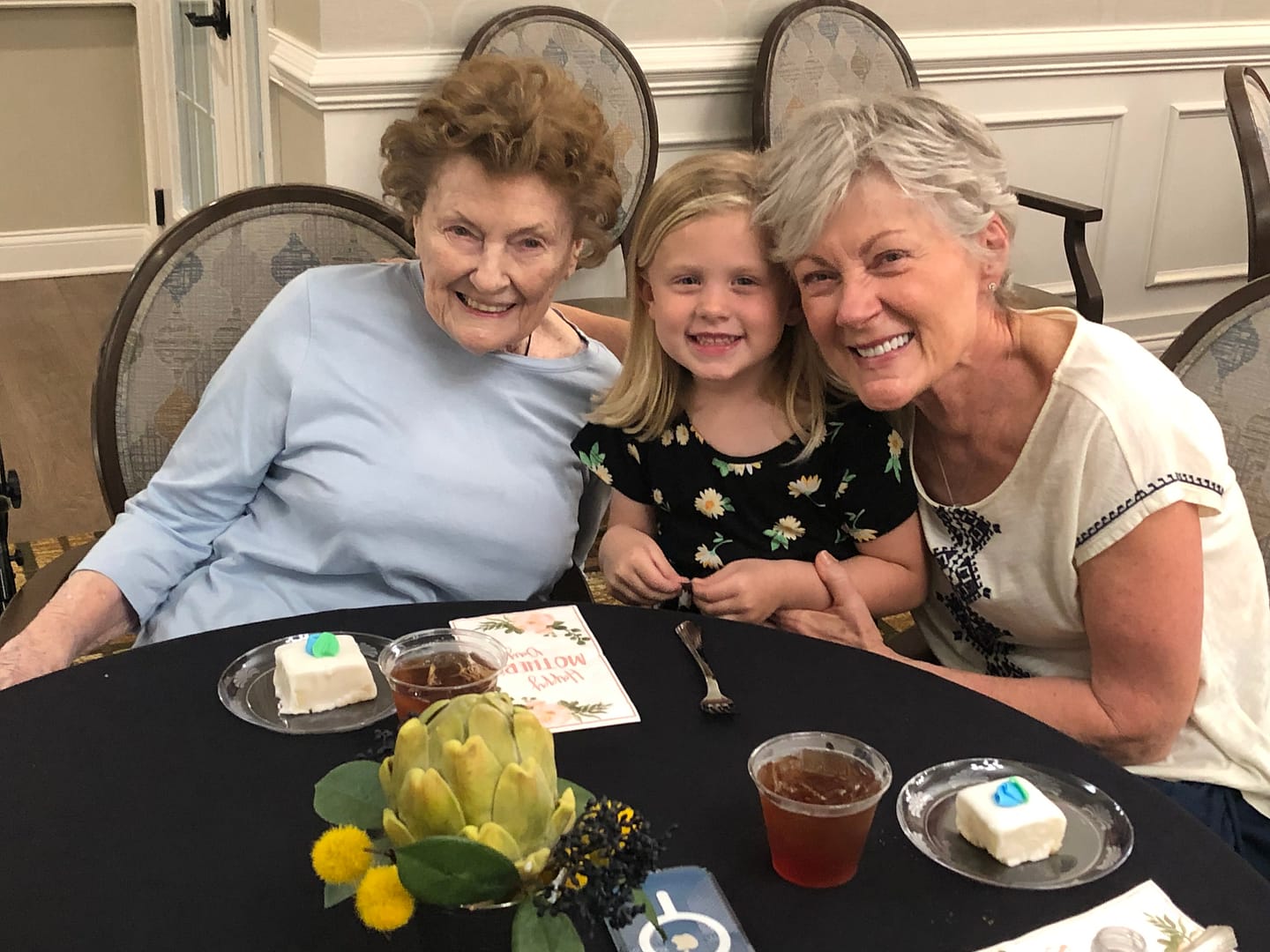 photo of Joan Henry with family at Morning Pointe of Chattanooga