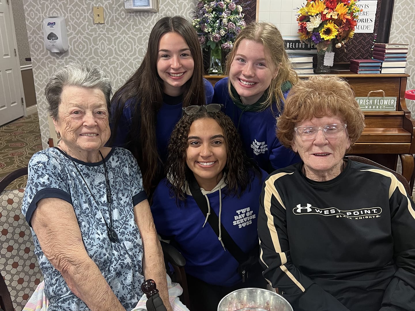 Photo of Morning Pointe of Athens residents with several Tennessee Wesleyan University students during the last Service Day