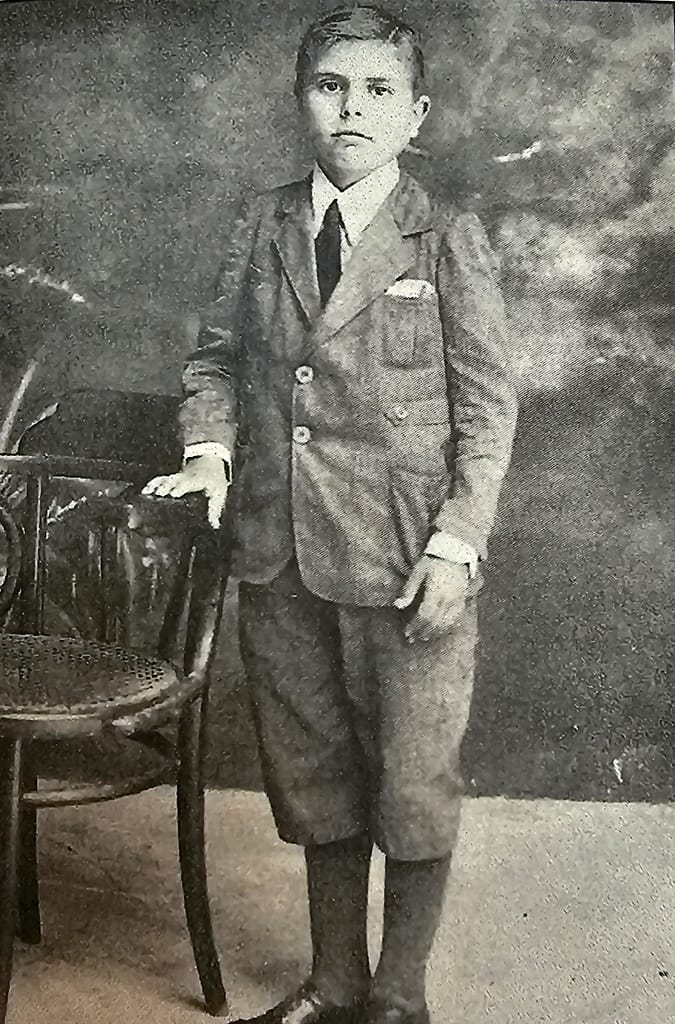 photo of Dario in 1932 applying for a passport