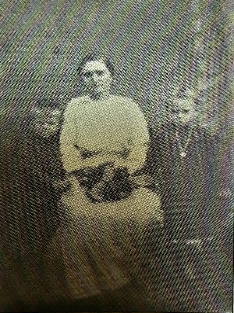 photo of Dario (left) with his mother, Rosa, and sister, Gulia, in 1928