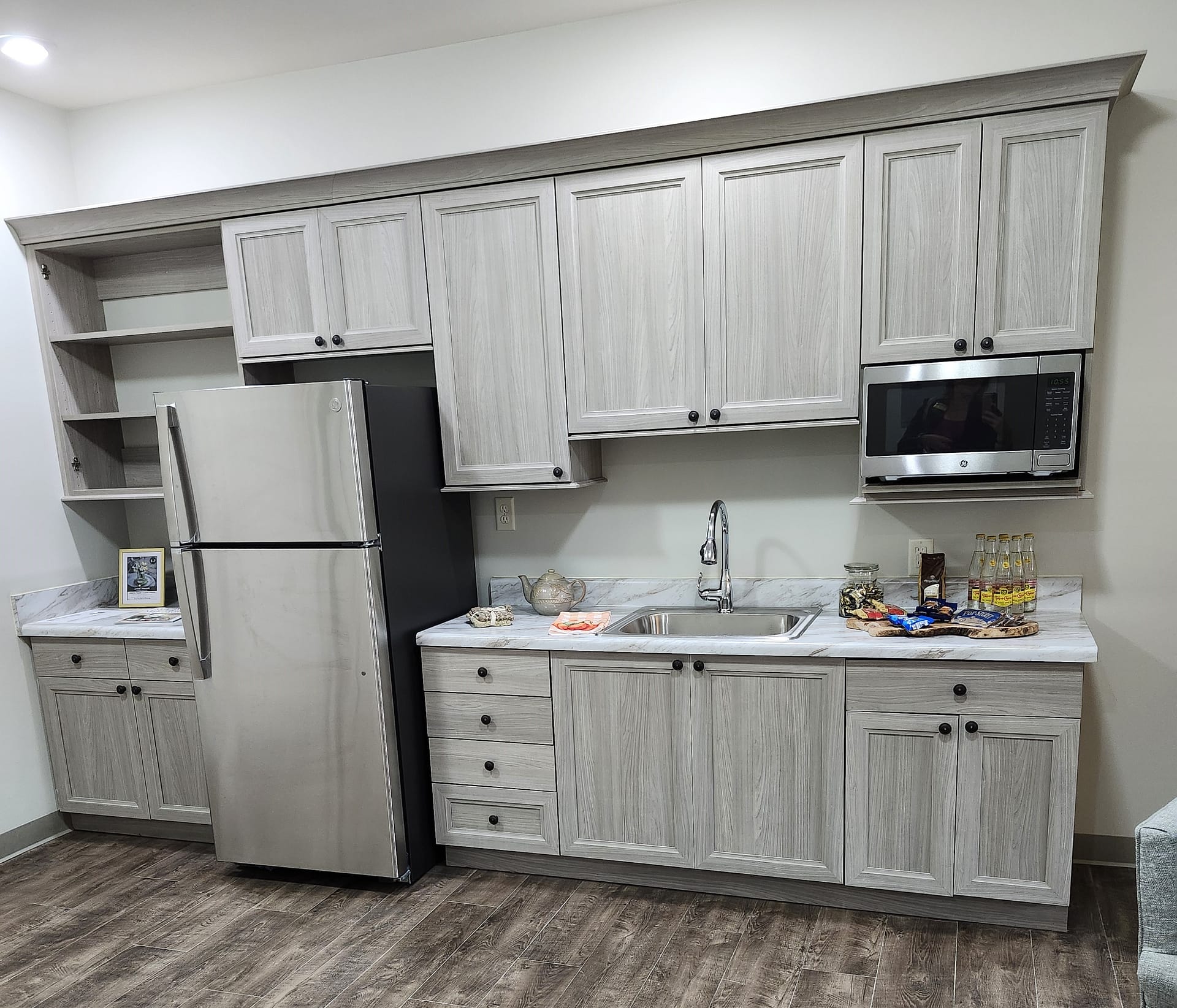 photo of the deluxe suite kitchenette