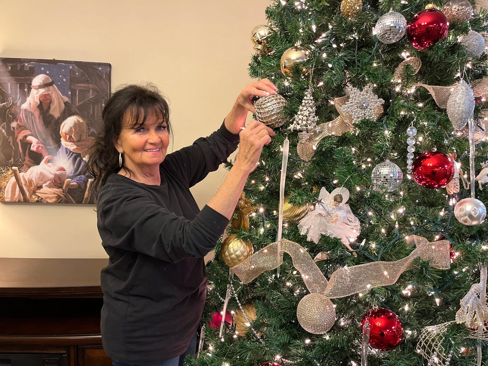 photo of Donna Estes setting up the Christmas tree at Morning Pointe of Richmond, KY