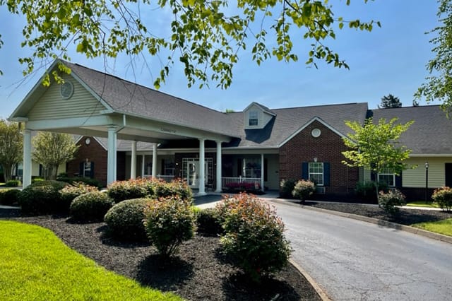 Exterior shot of The Lantern at Morning Pointe Senior Living of Clinton in Tennessee